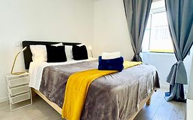 BrightHouse - Modern Apartments in Sítio Nazaré